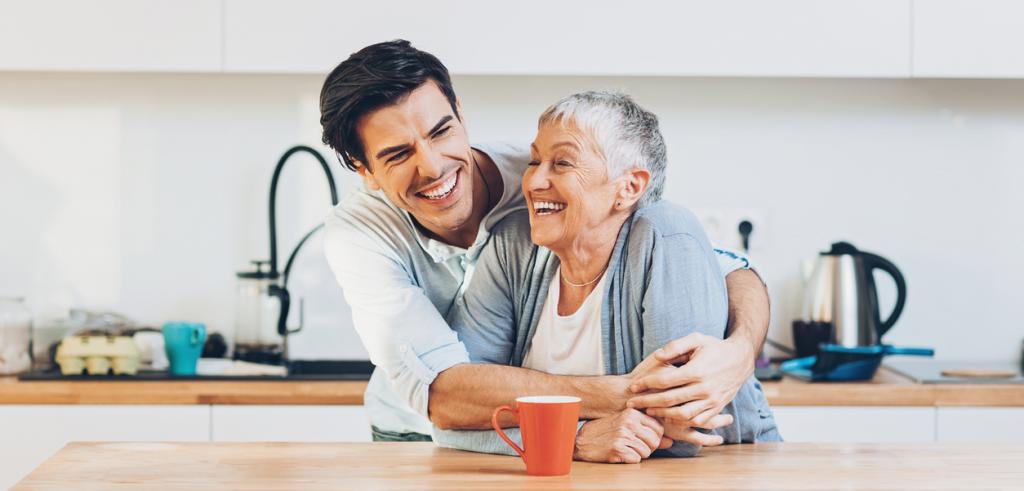 Un adulte tenant sa mere autour de ses bras