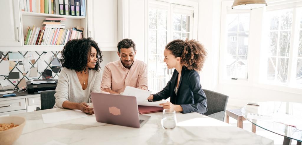 Réunion conseiller financier Rencontre de couple afro-américain avec un conseiller financier