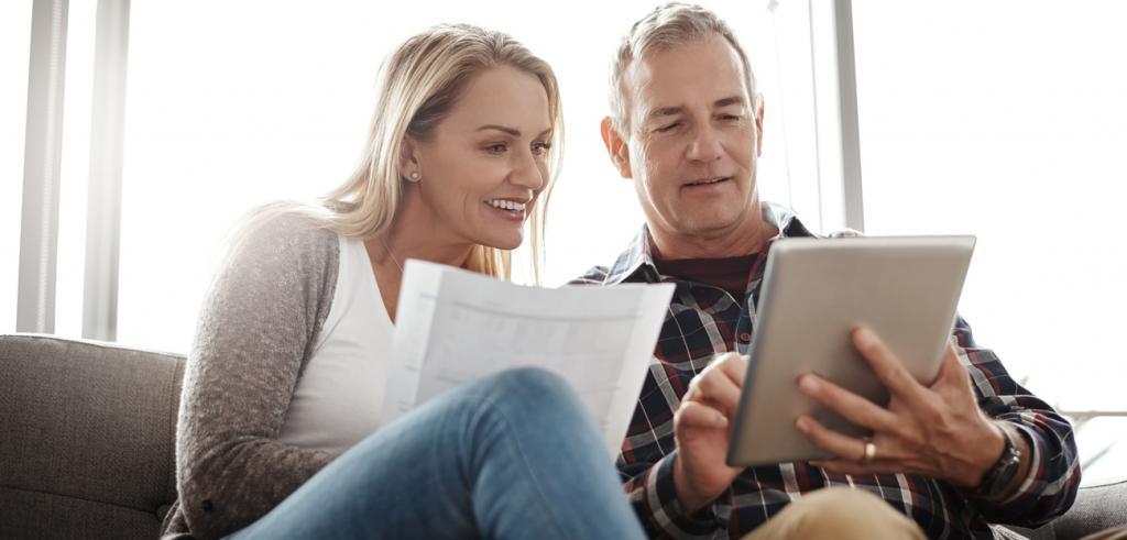 Examiner les finances Couple d'âge moyen examinant leurs finances