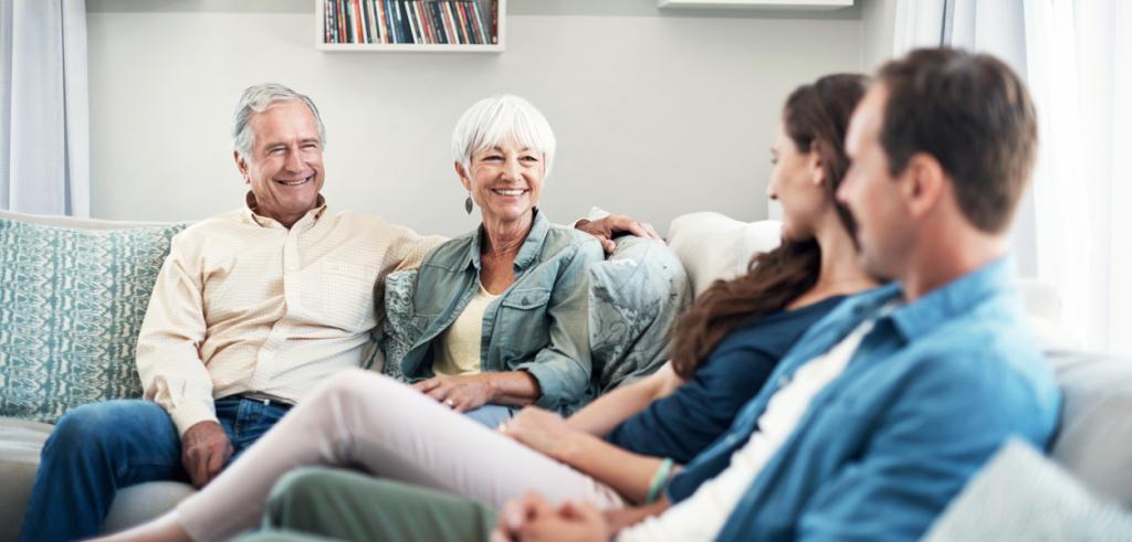 Famille dans le salon Mère, père et enfants adultes