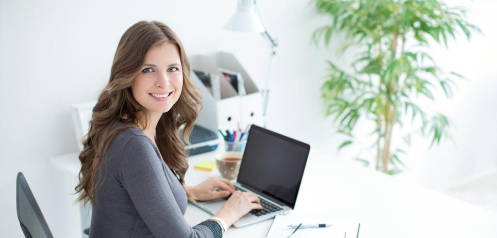 femme d'affaires femme d'affaires et ordinateur