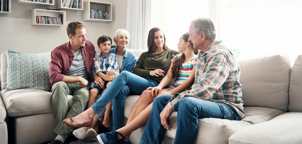 Famille multi générationnelle Famille multi générationnelle assis sur un canapé