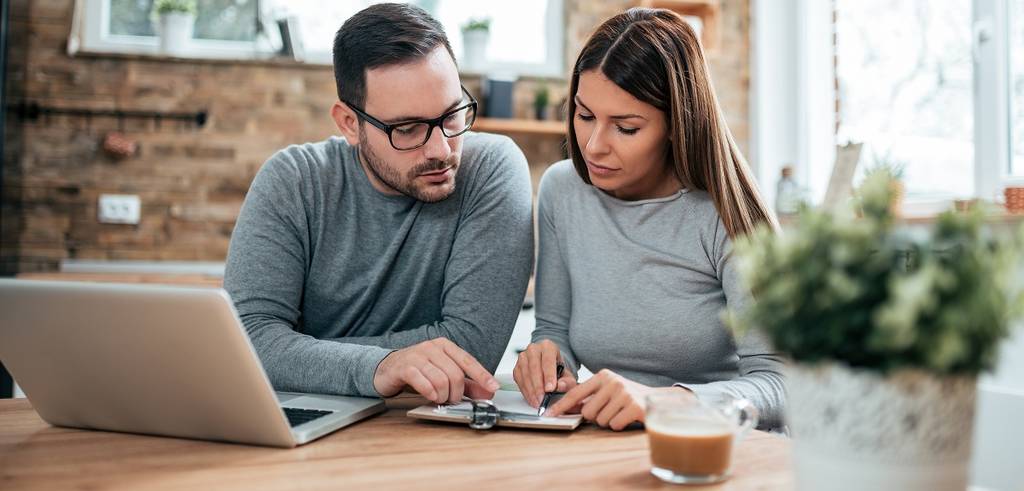 Jeune couple examinant des documents