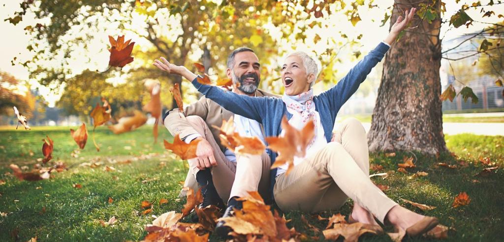 homme et femme retraités assis dans le parc