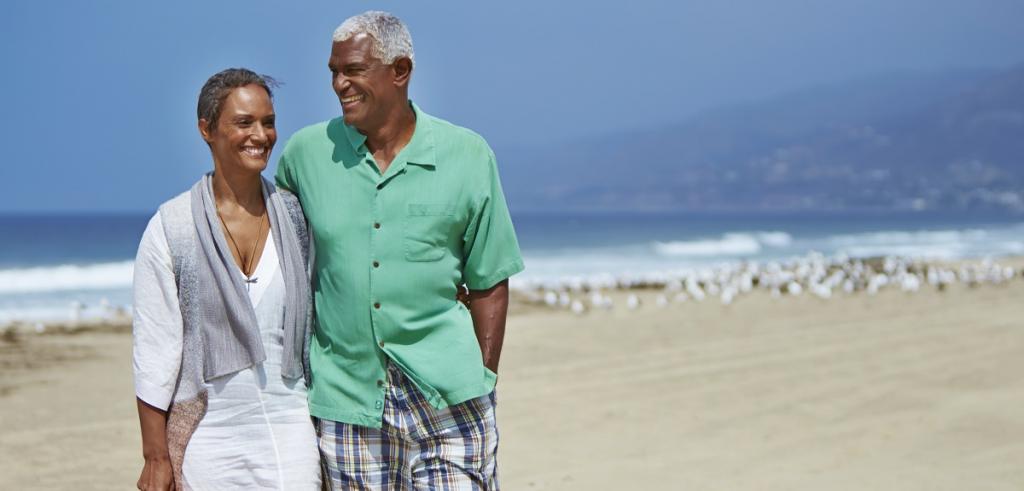 le couple marche sur la plage