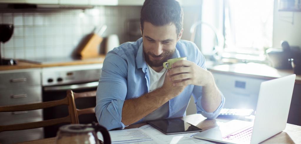 jeune homme examen des documents
