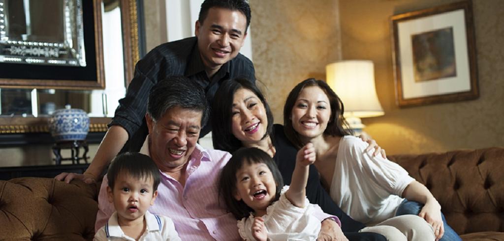 une photo d'une famille asiatique