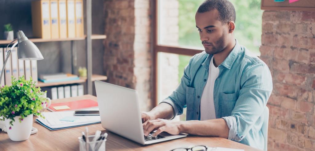 jeune homme utilisant un ordinateur portable