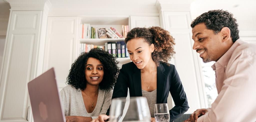 couple hispanique avec leur conseiller financier