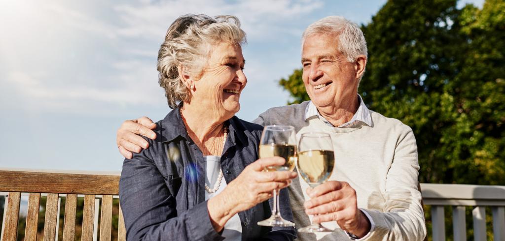 Couple de retraités célébrant dehors