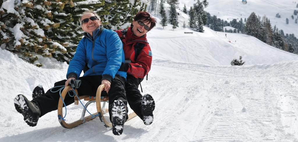 traîneau à neige homme et femme sur un traîneau à neige