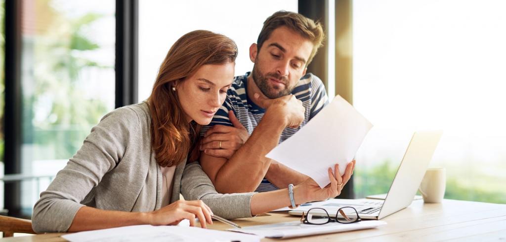 un jeune homme et femme regardant des documents