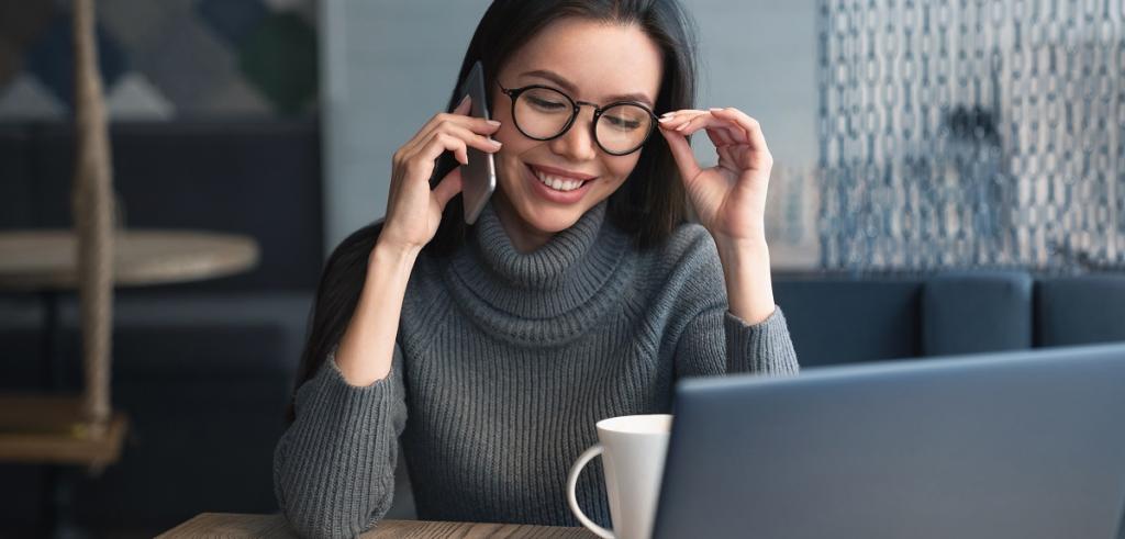 business woman woman on her phone and laptop
