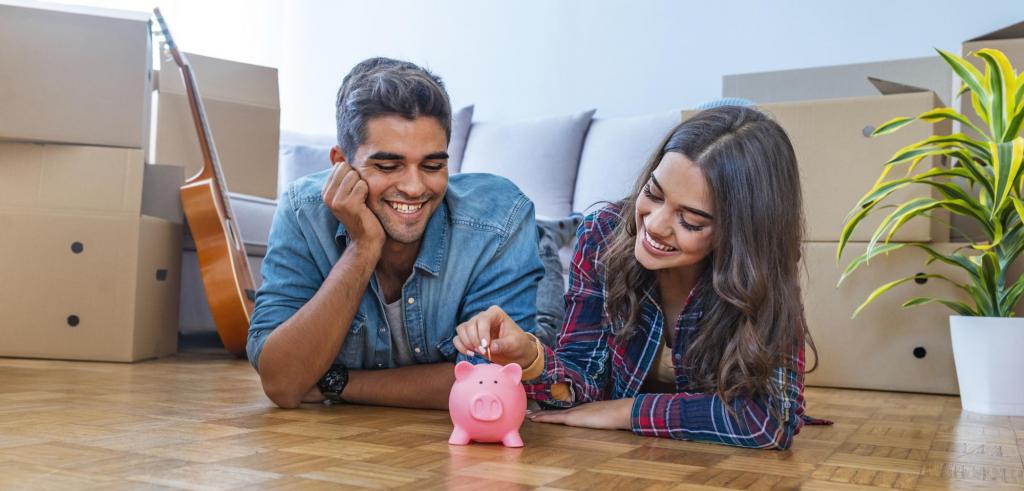 Un jeune couple qui mettent une piece de monnaie dans une tirelire