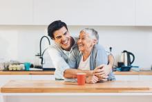 Un adulte tenant sa mere autour de ses bras