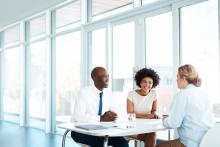 Conseiller financier rencontre des clients