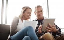 Couple d'âge moyen examinant leurs finances