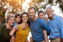 Portrait de famille dans une forêt