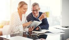 Un couple qui fon des verifications de leurs documents sur une tablette
