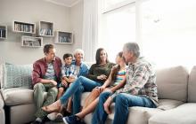 Famille multi générationnelle assis sur un canapé