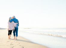 Couple de retraites marchant sur la plage