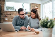 Jeune couple examinant des documents