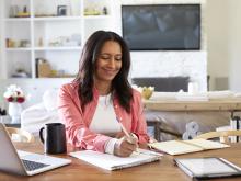 femme d'âge moyen dans son bureau à domicile
