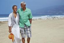 le couple marche sur la plage