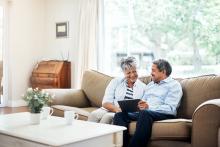 couple de retraités assis sur le canapé