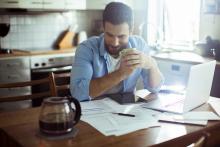 jeune homme examen des documents