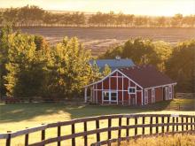 ferme sur une colline ensoleillée