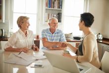 Rencontre de couple de retraités avec un conseiller
