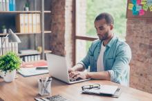 jeune homme utilisant un ordinateur portable
