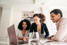 couple hispanique avec leur conseiller financier
