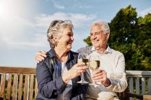 Couple de retraités célébrant dehors