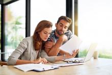 un jeune homme et femme regardant des documents