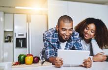 Jeune couple sur tablette